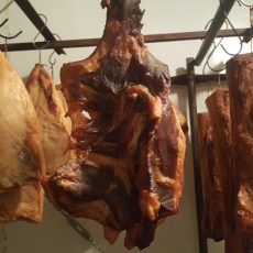 Mangalica Füstölt első csülök - csont nélkül 4.850 Ft/kg - kb: 1,1 kg/db