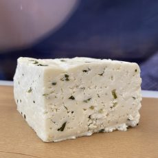 Kisberényi Metélőhagymás Friss Kecskesajt - 7.990 Ft/kg